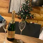 Medveď, Vlk, Líška Zrubová Rozprávka Nad Rybníkom Chalet