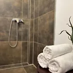 Medveď, Vlk, Líška Zrubová Rozprávka Nad Rybníkom Chalet *