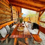 Medveď, Vlk, Líška Zrubová Rozprávka Nad Rybníkom Chalet