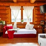 Medveď, Vlk, Líška Zrubová Rozprávka Nad Rybníkom Chalet Kostolna Ves
