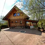 Medveď, Vlk, Líška Zrubová Rozprávka Nad Rybníkom Kostolna Ves