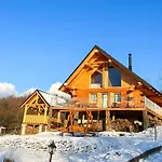 Medveď, Vlk, Líška Zrubová Rozprávka Nad Rybníkom Chalet