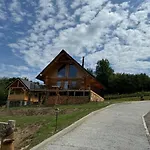 Medveď, Vlk, Líška Zrubová Rozprávka Nad Rybníkom * Kostolna Ves