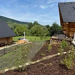 Medveď, Vlk, Líška Zrubová Rozprávka Nad Rybníkom