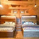 Medved, Vlk, Liska Zrubova Rozpravka Nad Rybnikom Chalet Kostolna Ves