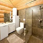 Medveď, Vlk, Líška Zrubová Rozprávka Nad Rybníkom Chalet