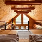 Medveď, Vlk, Líška Zrubová Rozprávka Nad Rybníkom Chalet
