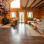 Medveď, Vlk, Líška Zrubová Rozprávka Nad Rybníkom Chalet *