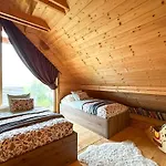 Medveď, Vlk, Líška Zrubová Rozprávka Nad Rybníkom