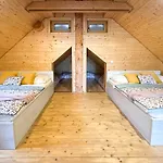 Medveď, Vlk, Líška Zrubová Rozprávka Nad Rybníkom Chalet