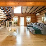 Medveď, Vlk, Líška Zrubová Rozprávka Nad Rybníkom Chalet