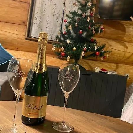 Medved, Vlk, Liska Zrubova Rozpravka Nad Rybnikom 木屋