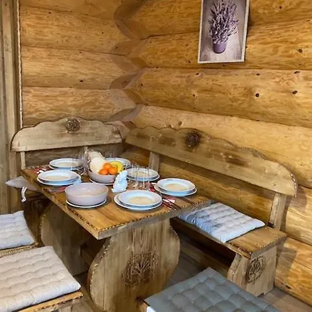 Medveď, Vlk, Líška Zrubová Rozprávka Nad Rybníkom * Kostolna Ves