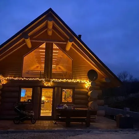 Medveď, Vlk, Líška Zrubová Rozprávka Nad Rybníkom * Kostolna Ves