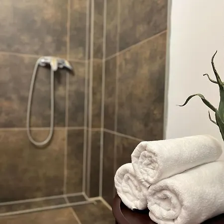 Medveď, Vlk, Líška Zrubová Rozprávka Nad Rybníkom Horská chata *