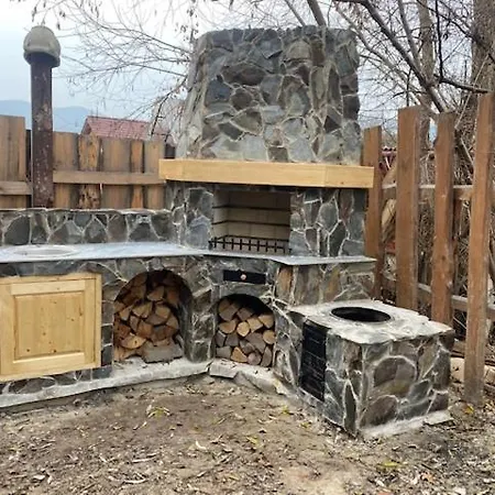 Medveď, Vlk, Líška Zrubová Rozprávka Nad Rybníkom Horská chata