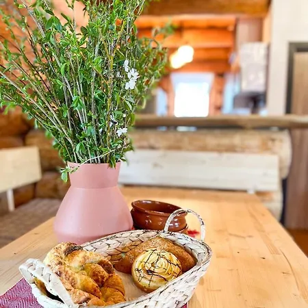 Medveď, Vlk, Líška Zrubová Rozprávka Nad Rybníkom