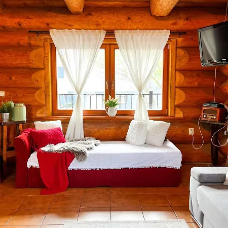 Medveď, Vlk, Líška Zrubová Rozprávka Nad Rybníkom Horská chata Kostolna Ves