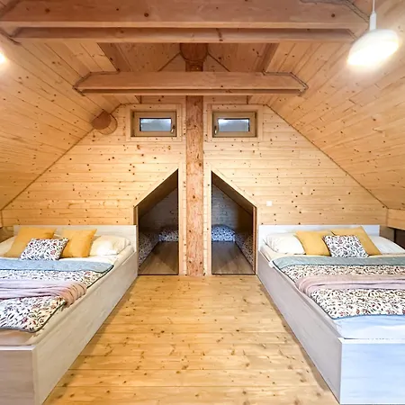 Medveď, Vlk, Líška Zrubová Rozprávka Nad Rybníkom Horská chata Kostolna Ves