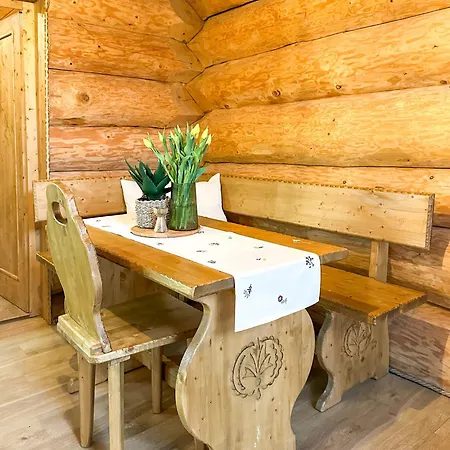 Medveď, Vlk, Líška Zrubová Rozprávka Nad Rybníkom Horská chata *