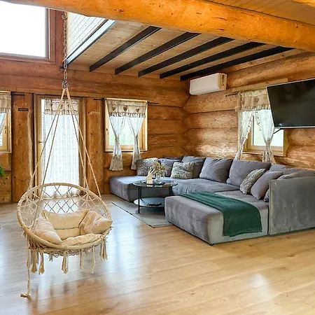 Medveď, Vlk, Líška Zrubová Rozprávka Nad Rybníkom Kostolna Ves