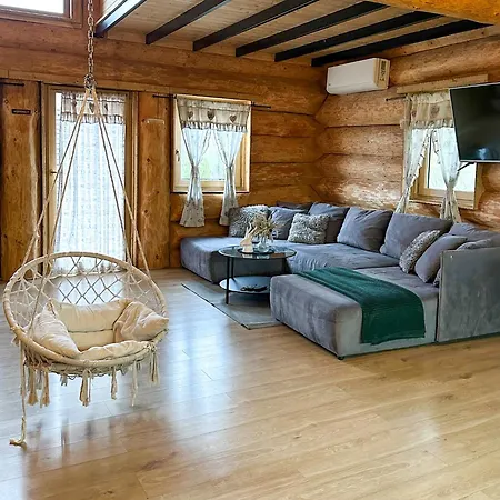 Medved, Vlk, Liska Zrubova Rozpravka Nad Rybnikom 木屋 *