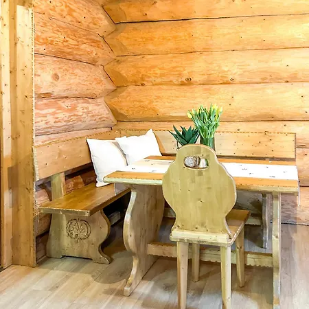 Medveď, Vlk, Líška Zrubová Rozprávka Nad Rybníkom * Kostolna Ves