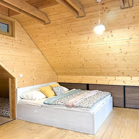 Medveď, Vlk, Líška Zrubová Rozprávka Nad Rybníkom Horská chata *