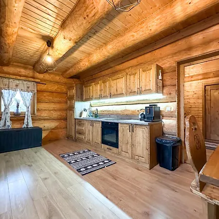 Medveď, Vlk, Líška Zrubová Rozprávka Nad Rybníkom *