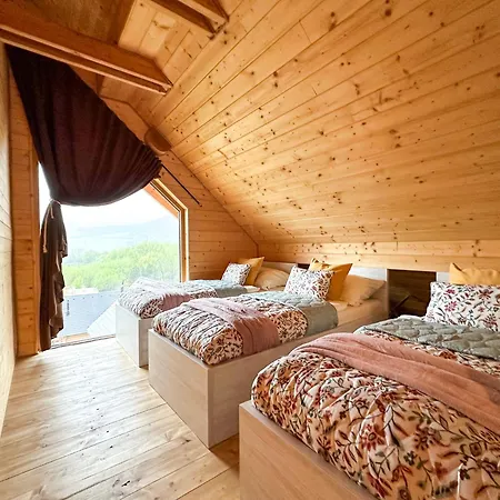 Medveď, Vlk, Líška Zrubová Rozprávka Nad Rybníkom Horská chata