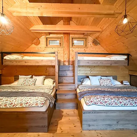 Medveď, Vlk, Líška Zrubová Rozprávka Nad Rybníkom Chalé Kostolna Ves