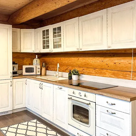 Medveď, Vlk, Líška Zrubová Rozprávka Nad Rybníkom