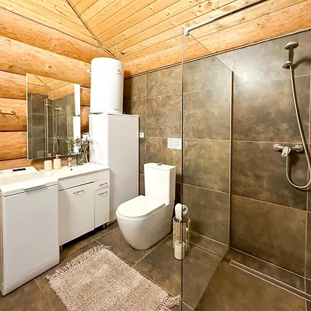 Medveď, Vlk, Líška Zrubová Rozprávka Nad Rybníkom Horská chata