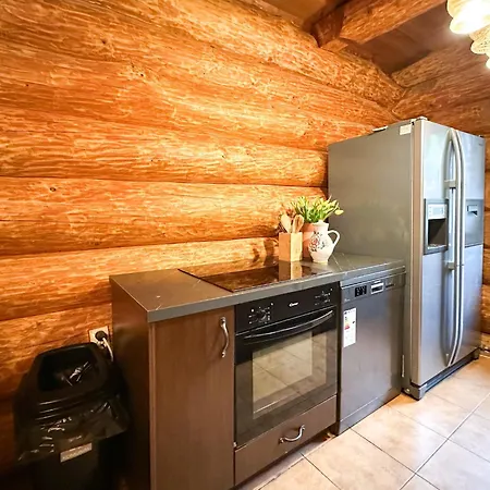 Medveď, Vlk, Líška Zrubová Rozprávka Nad Rybníkom *