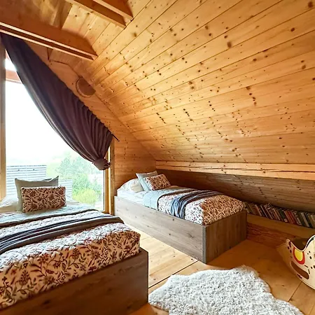 Medveď, Vlk, Líška Zrubová Rozprávka Nad Rybníkom