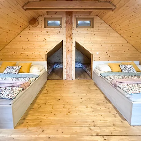 Medveď, Vlk, Líška Zrubová Rozprávka Nad Rybníkom Horská chata